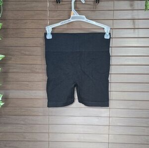 NWOT Hi Rise Ribbed Seamless Black Scrunch Butt Womens Workout Shorts Size Small
